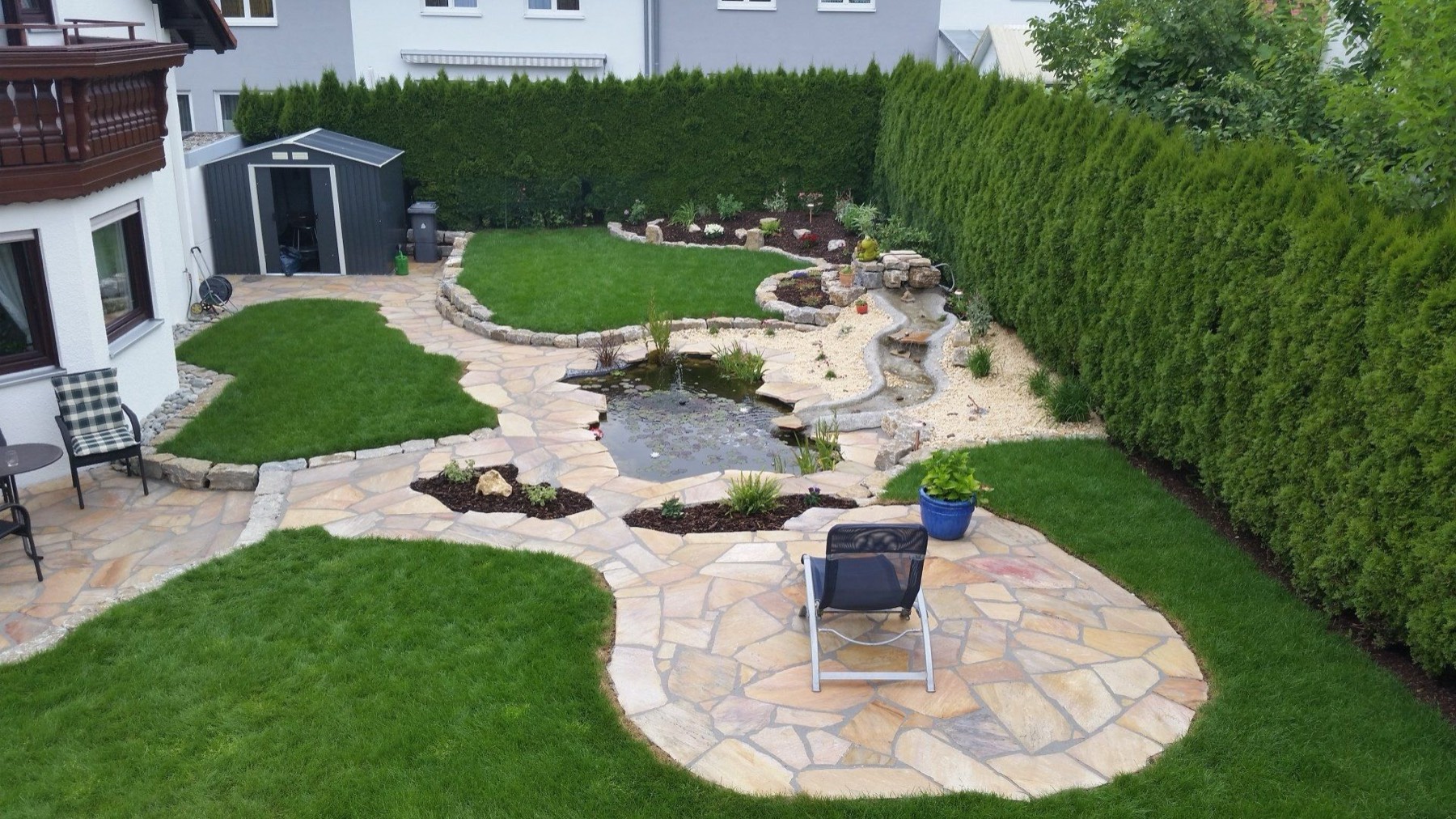 Gartenanlage mit Teich