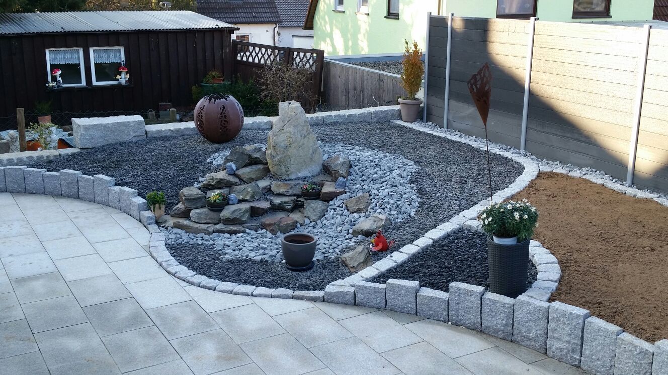 Kiesgarten mit Solitärstein