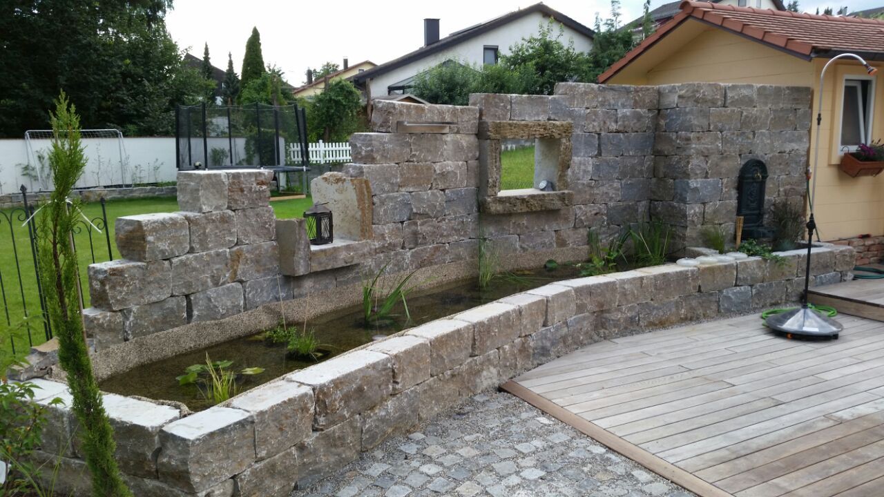 Trockenmauer mit Wasserlauf