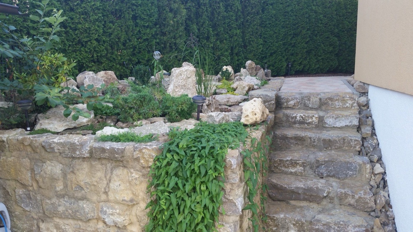 Sandsteinmauer mit Treppe