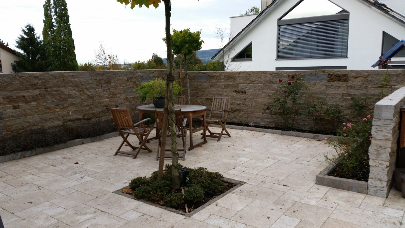Travertin-Terrasse mit Natursteinmauer