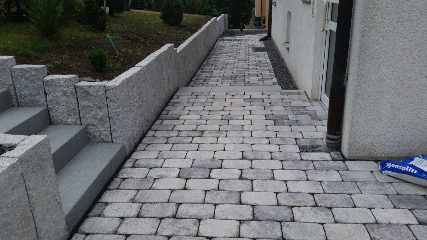 Gartenweg mit Stufen & Granit-Einfassung